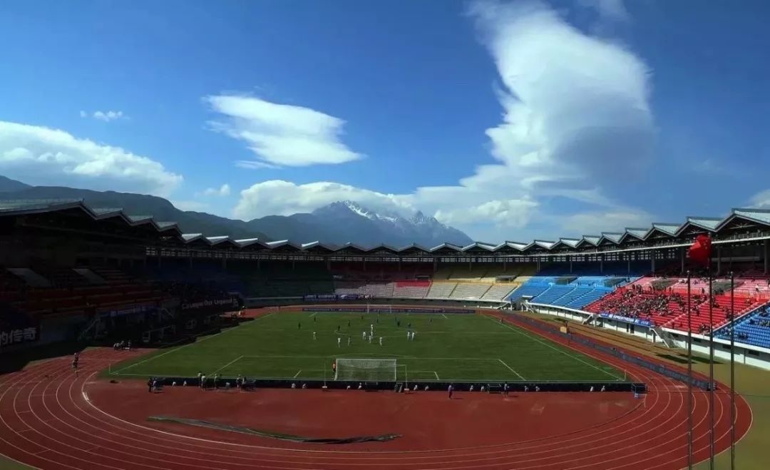 雪山下的篮球场,定日县雪山下的足球场