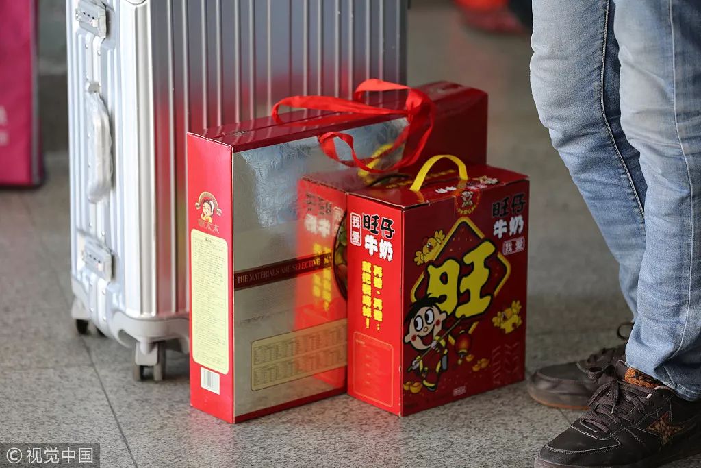 工厂过年放假发年货回来,带着公司发的年货回家过年