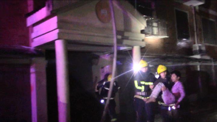 柯桥一居民楼发生火灾危急时刻他们把危险留给自己