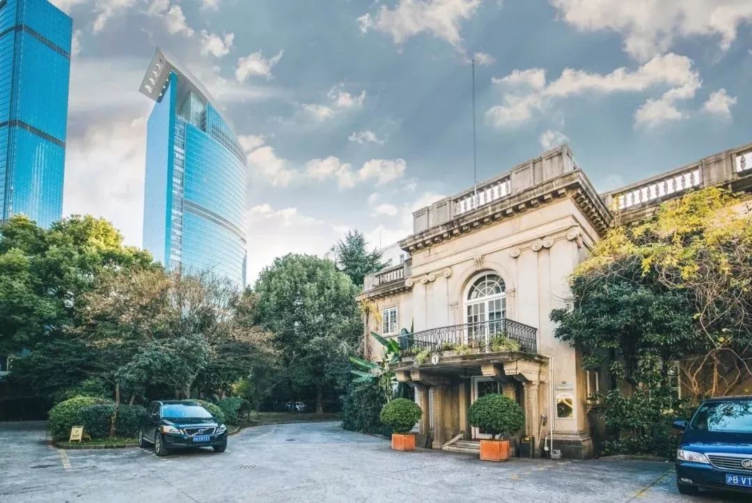 上海滩市中心，竟然藏着一条有洋房故居有老字号有咖啡店有酒吧的网红老马路