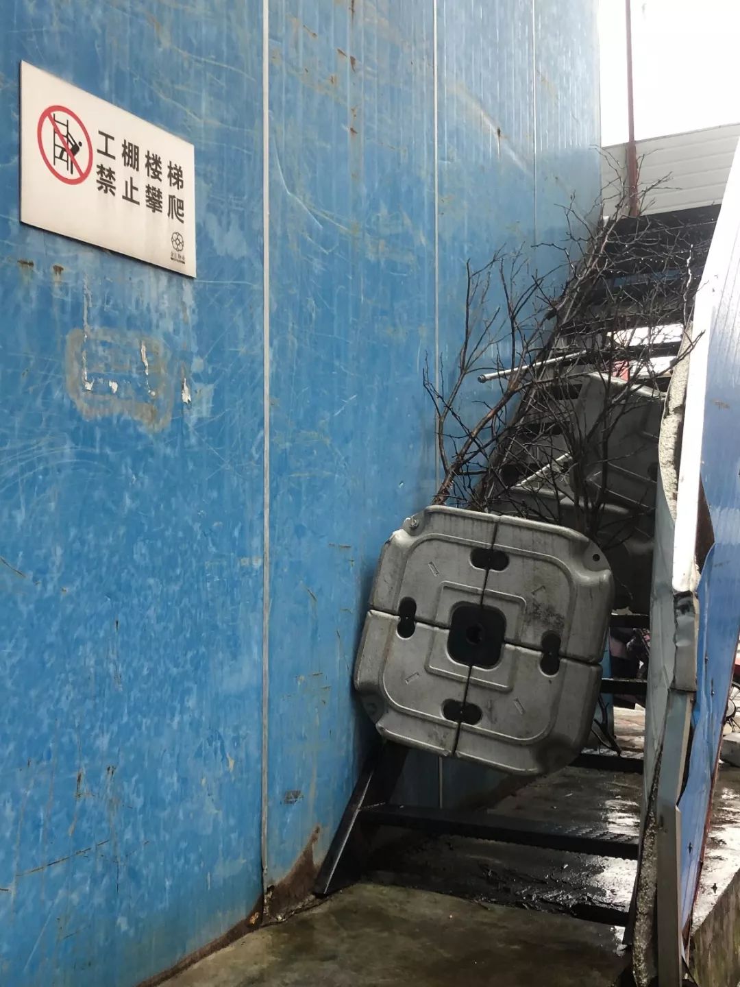 「万象山脚」一分钱坐公交？金汇广场完工十年工棚还在？他们怎么回答……