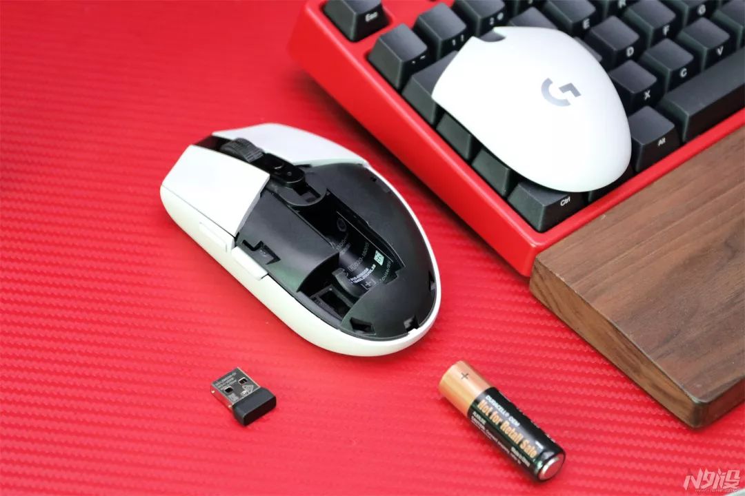 一千以内外设三件套,一千左右的全套外设