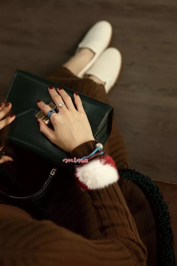 潮搭汇｜手部饰品×唇色美甲点亮冬日造型的通关密语