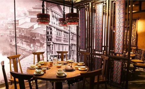 上桌、放火、砸罐罐……在长沙，吃饭皇帝大凭什么超“火”？文末狂砸现金券！