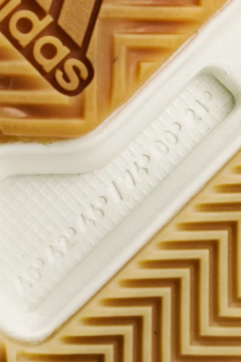 新款adidas休闲鞋,adidas最新推出的超轻跑鞋