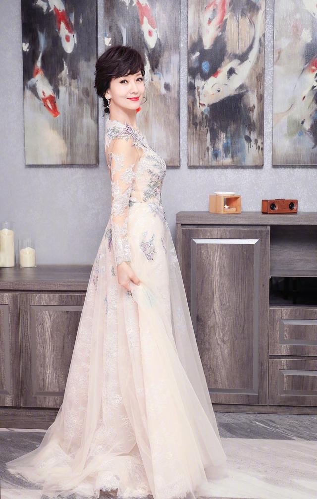 65岁赵雅芝白衬衫彩虹裙不老女神,赵雅芝63岁依然优雅长裙浪漫唯美