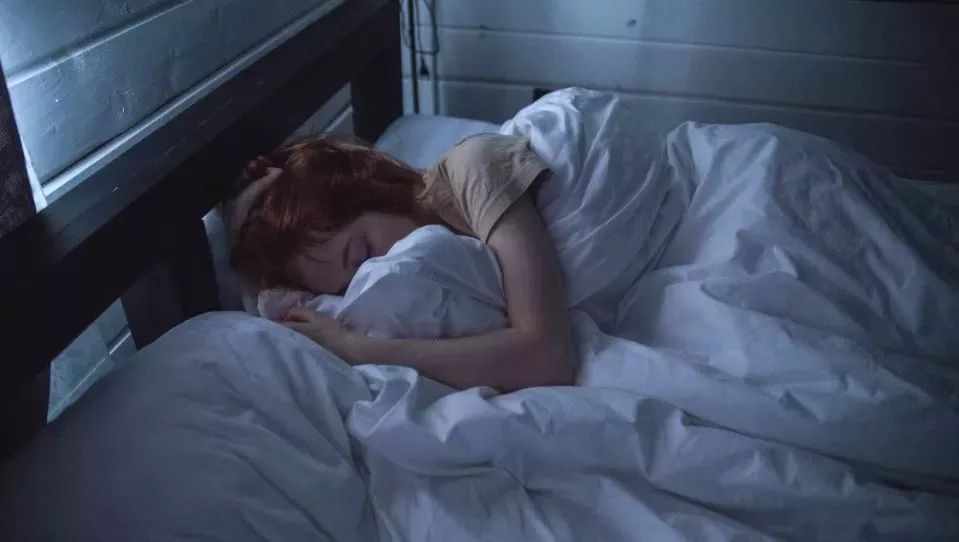 长时间失眠喝什么能助眠,晚上失眠吃最简单东西改善