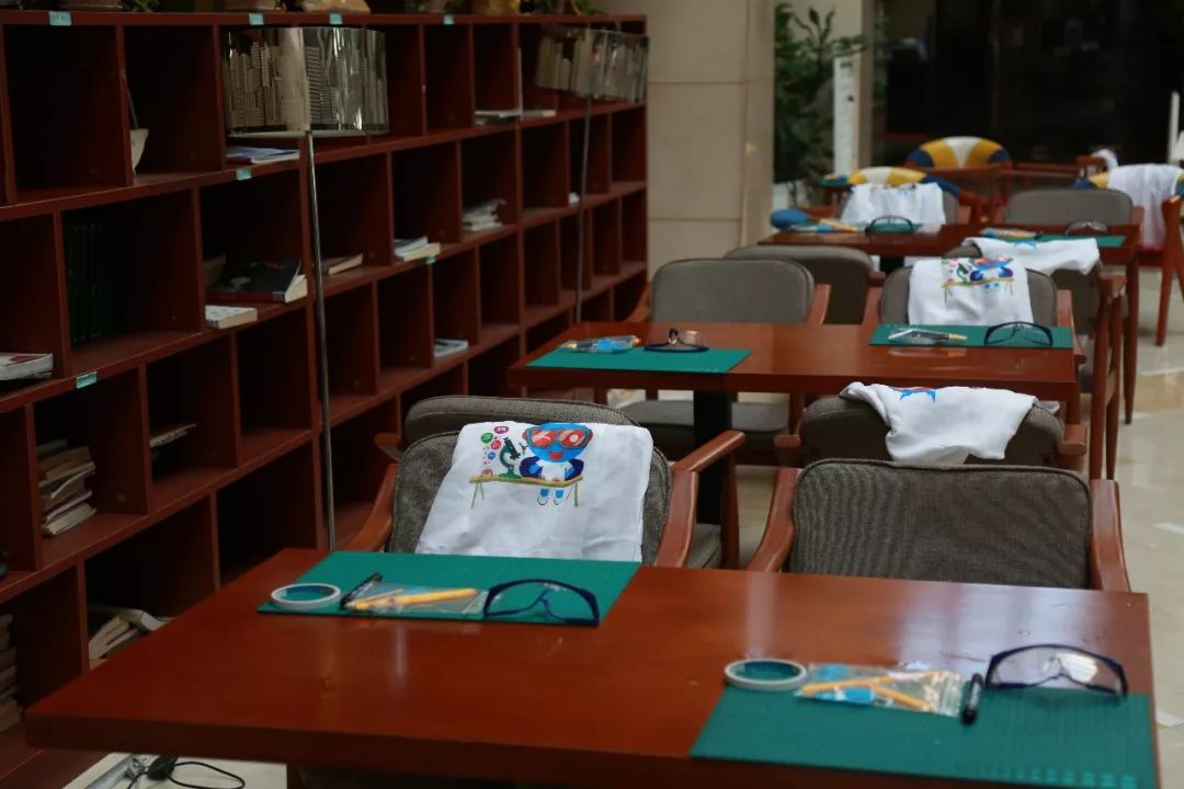 磁铁指南针是磁场产生的,磁场感应磁铁