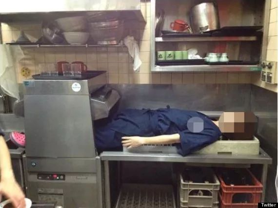 日本又曝饮食店卫生问题！员工把厨具放在裤裆上，这家店每个日本人都去吃过……