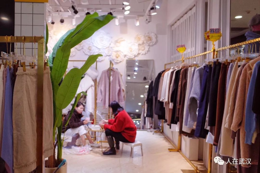 汉正街什么时候卖冬季清仓衣服,汉正街品牌大楼清仓甩卖现场