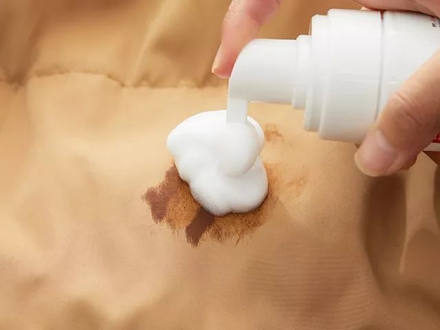 羽绒服脏了不用洗用它一喷就干净,不太脏的羽绒服怎么清理才干净呢
