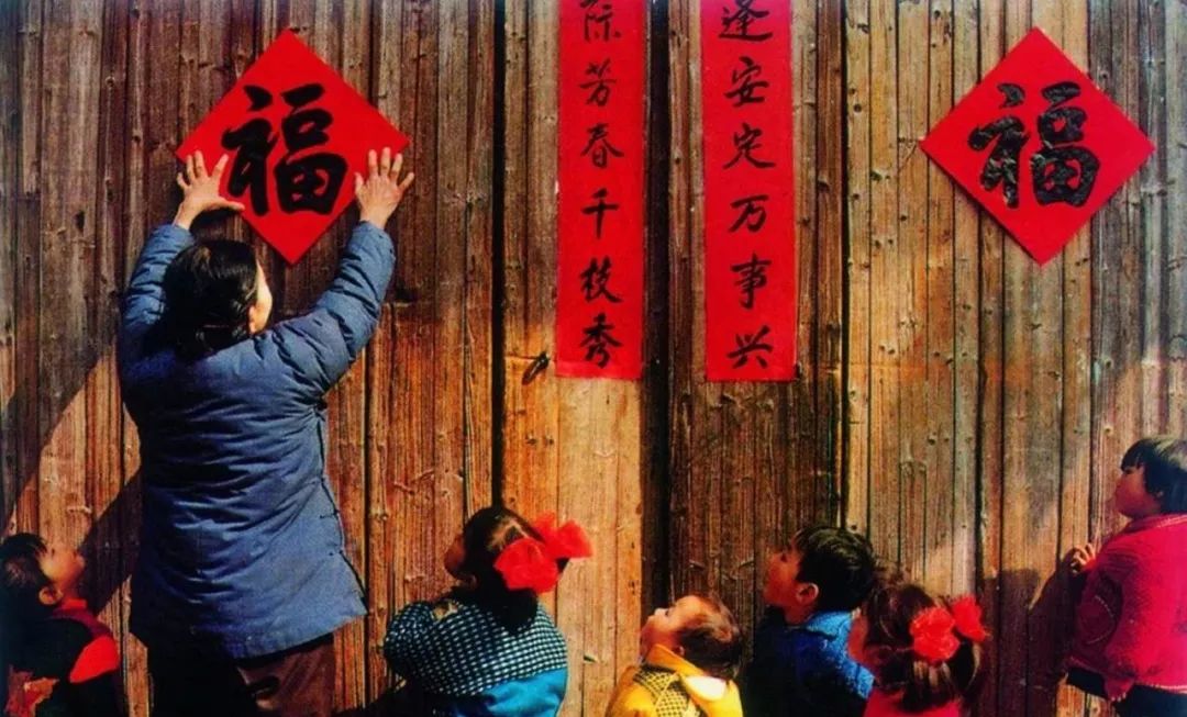 过年贴春联怎么贴才有讲究,过年贴春联腊月二十几贴最好