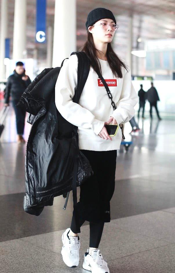 钟楚曦supreme卫衣+紧身裤，满是街头潮流味！