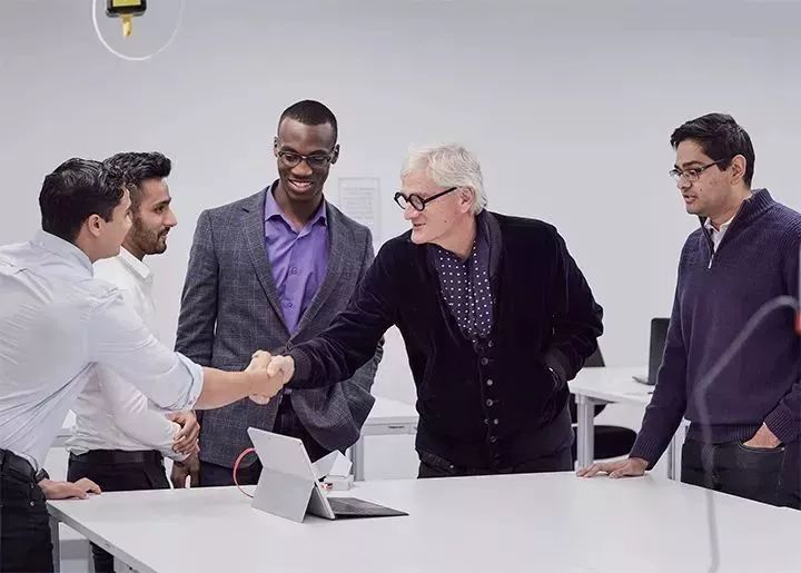 「辣评」戴森老板成英国首富，中国中产做出了多大贡献？