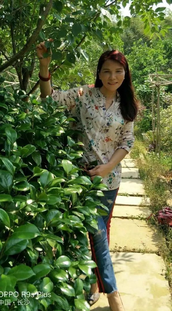 中国大妈外出旅游跨栏,大妈旅游动作