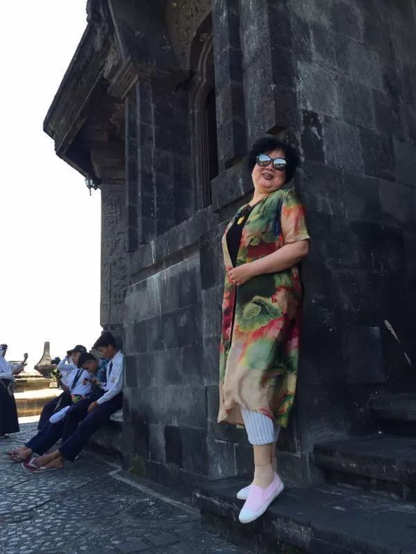 中国大妈外出旅游跨栏,大妈旅游动作