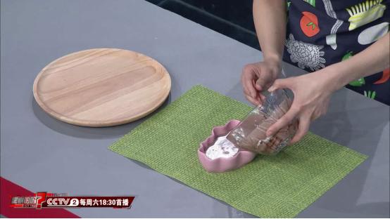 别再用刀刮鱼鳞了！只需这一味调料鱼鳞轻松去除