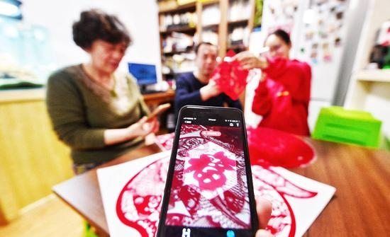 英国快时尚每天有400人失业；巴黎警方抓获代购团伙；安踏拟收购的始祖鸟母公司去年收入近27亿欧元