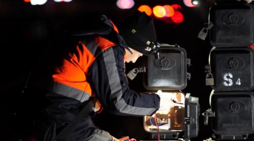 为了你的旅途没有黑夜,我愿成为节日铁道线上的霓虹