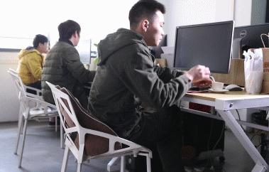 久坐相当“慢性自杀”!德国骨科专家打造的“撑腰”神器,坐9小时腰也不痛,20年颈脊椎病都好了