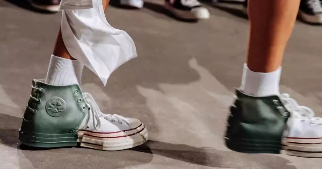 同样都是穿匡威的，怎么大哥们还“改装”上了呢？