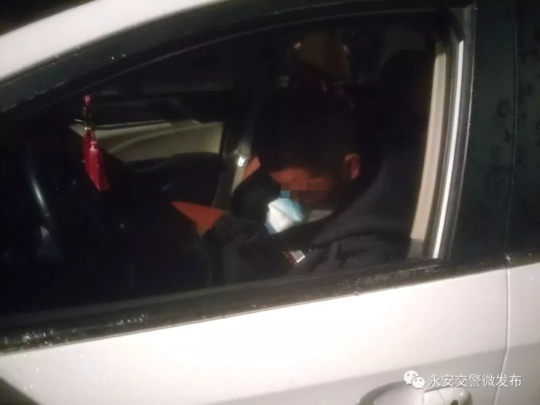 街拍爆料：永安又有人酒喝多，过红绿灯口时在车上睡着了；永安北大桥有一女子跳河？