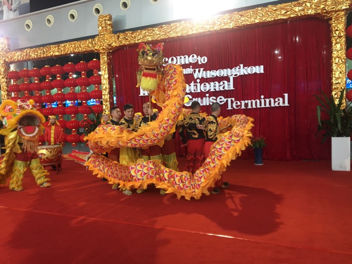 玛丽女王2号邮轮入境三亚,玛丽女王二号游轮抵达上海