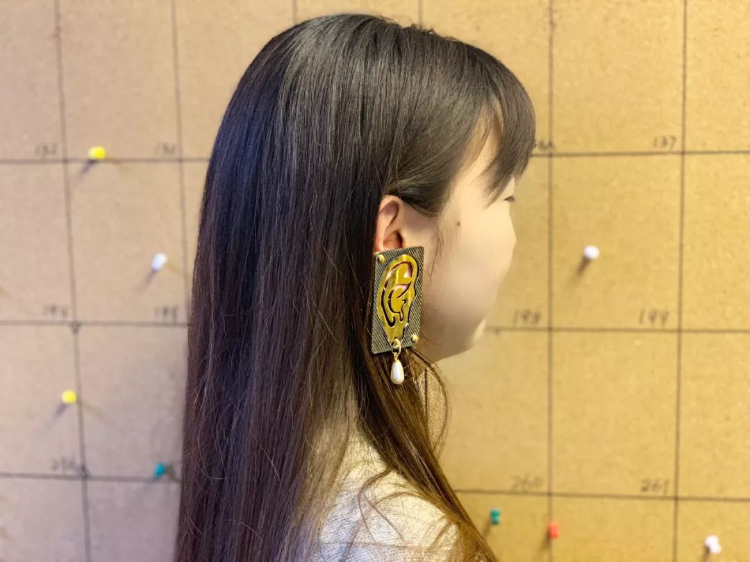 编辑实测：带大耳环耳朵疼不疼？