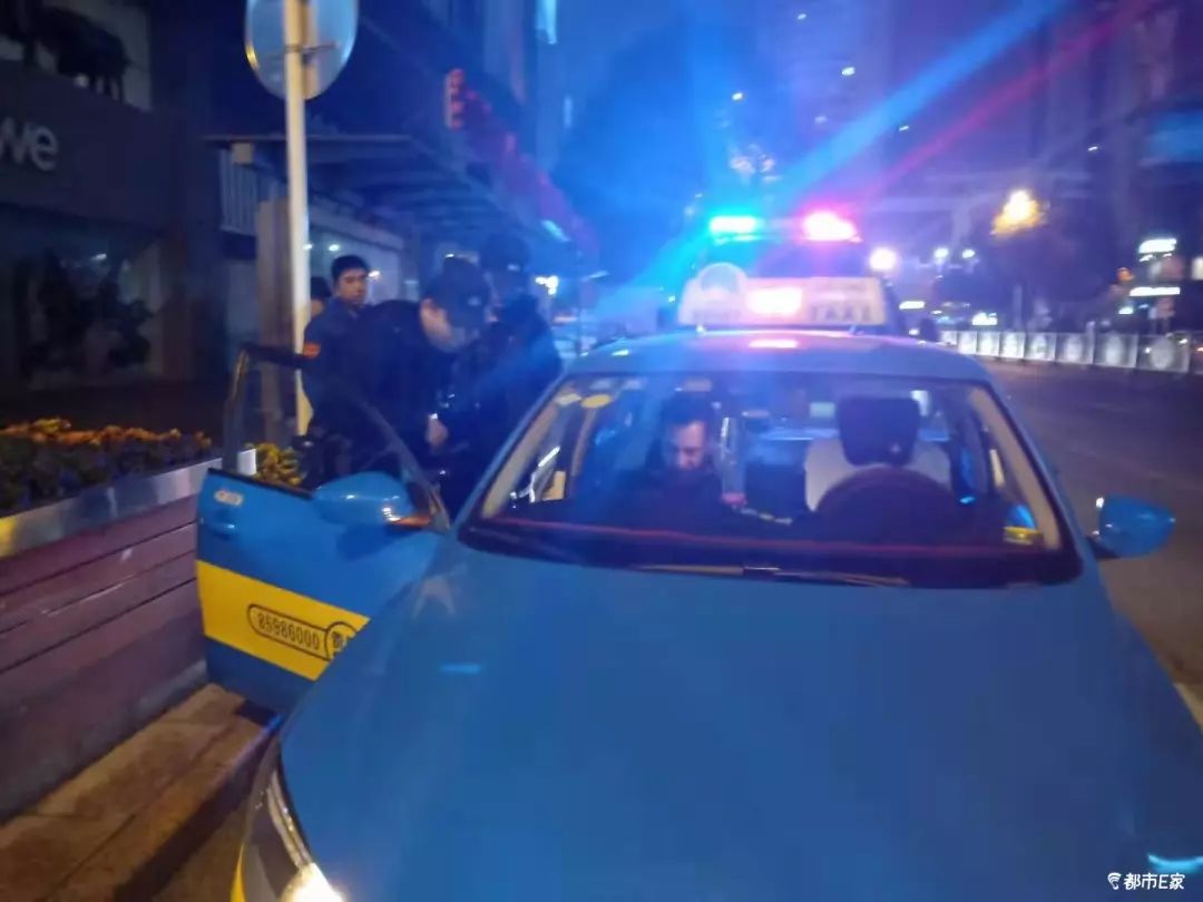 外国友人凌晨迷路在中国街头,外国友人迷路在街头