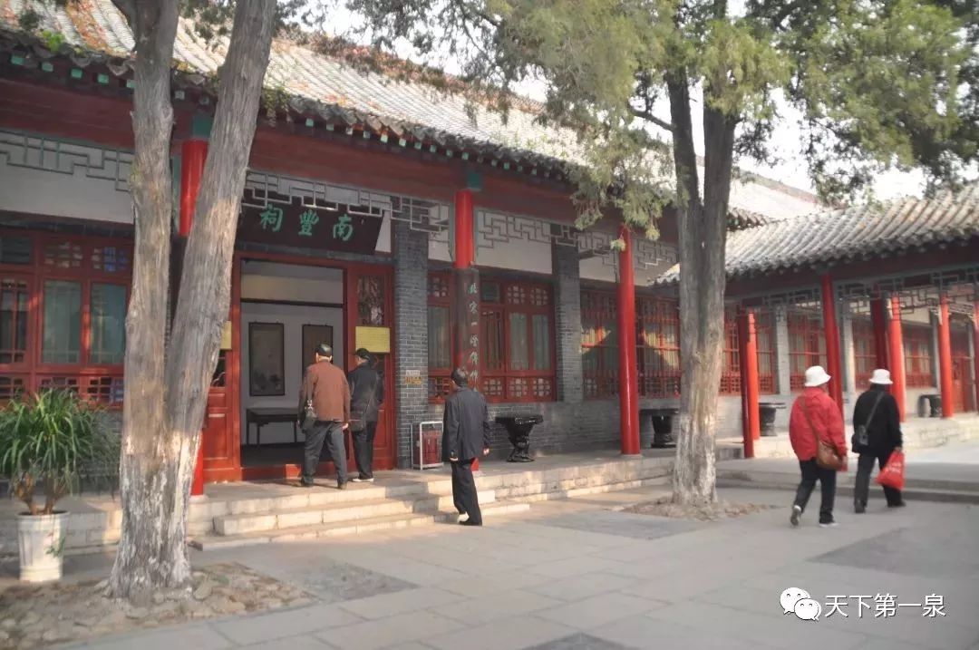 济南名士曾巩,济南曾巩是谁