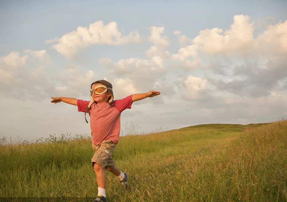 随纸鸢起舞，在金色的童年里放飞瑜伽梦