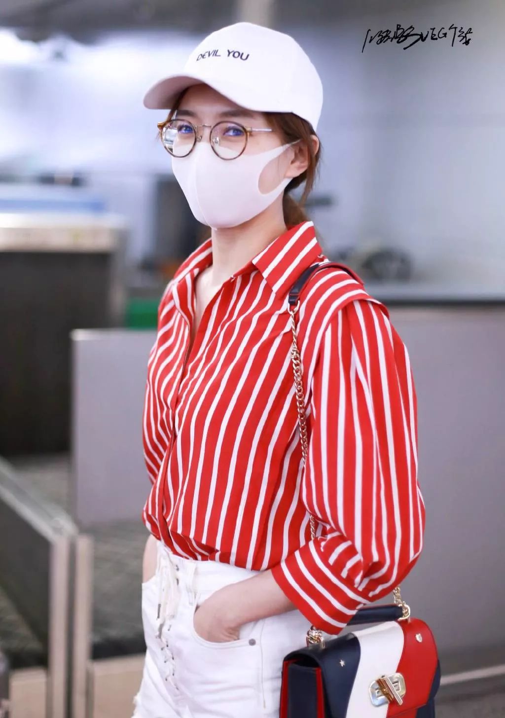 江疏影穿搭日常,照片中的江疏影身穿拼接格子衬衫