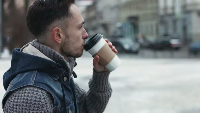 向上掀还是往下压？怎样才是外带咖啡杯盖的正确打开方式？