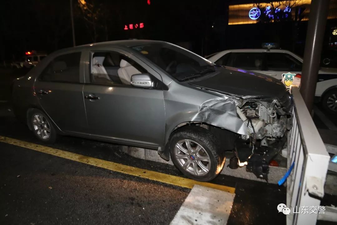 他为什么如此疯狂？“逃跑”+连撞20多米护栏！