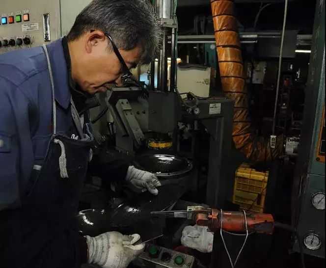 新买的锅有毒吗,新买的锅直接用了有毒