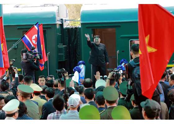 锐参考｜今天凌晨3点，平壤火车站内灯火通明