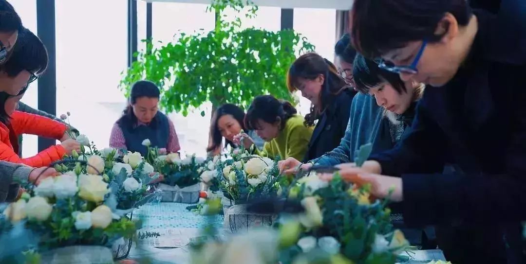 全莱州的女王女神都来了！停车一定免费、万向轮行李箱也一定免费……