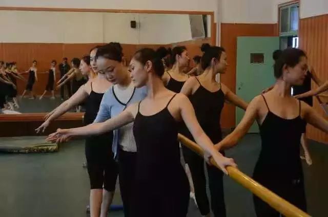 帅气小哥哥和美丽的小姐姐,八块腹肌的帅气小哥哥小姐姐