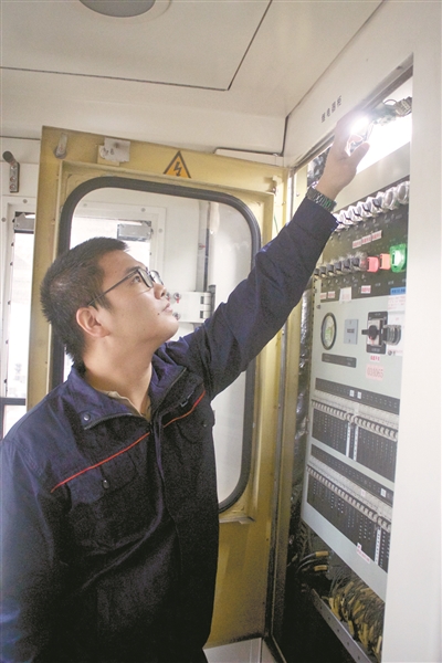 地铁“体检员”：痒了给它“挠挠”痛了给它“搽药”