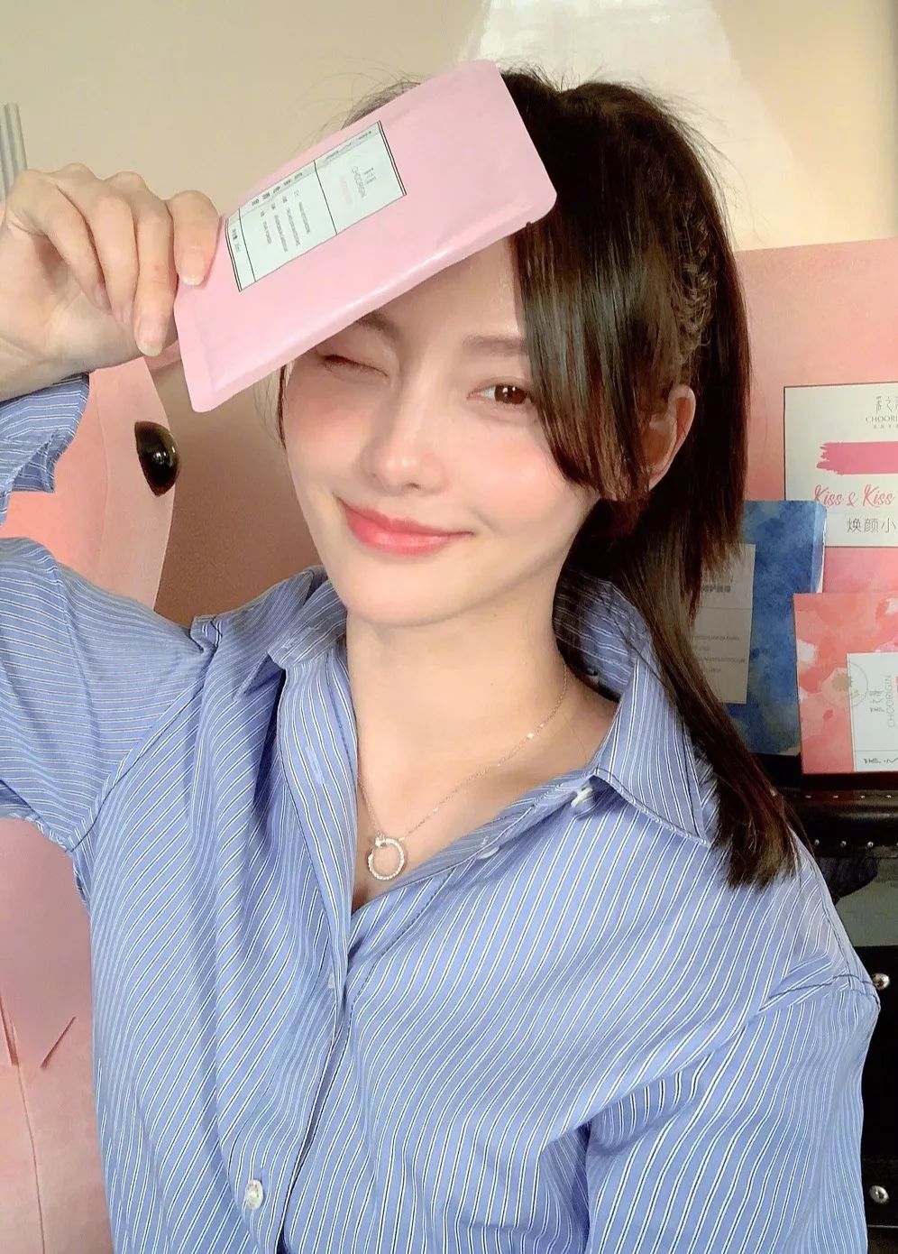 戚薇用的四色眼影,戚薇画繁星四月妆