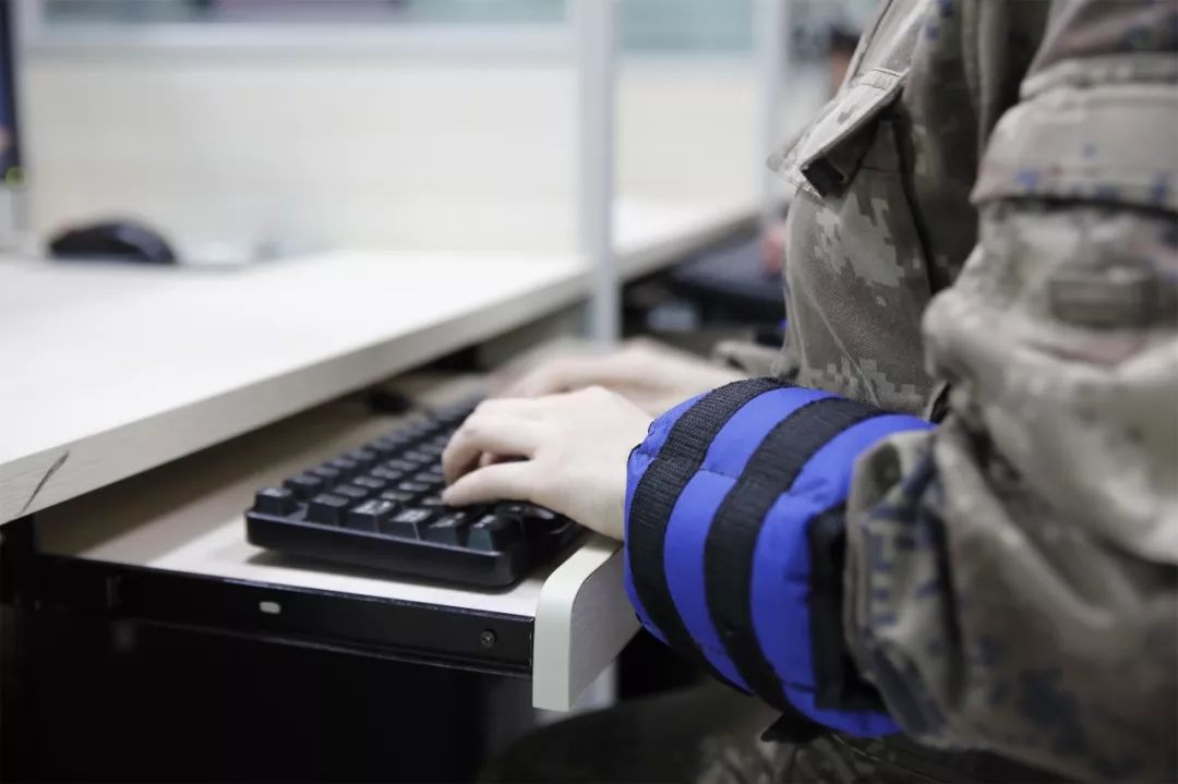 话务员女兵训练日常,部队女兵话务员累不累