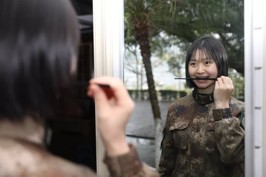 话务员女兵训练日常,部队女兵话务员累不累