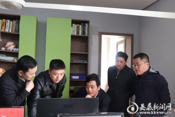 “三进”春天丨吴建平深入企业社区检查指导工作