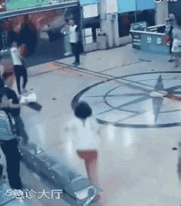 监控拍下令人惊恐的视频,监控拍下医院惊恐一幕