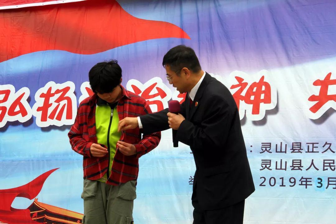 校园里的超燃时刻,校园毕业唱歌快闪惊艳全场