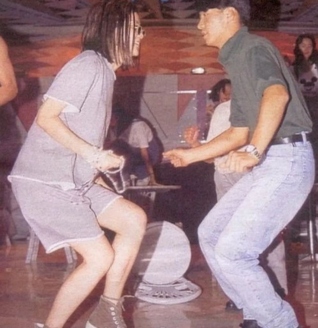 不要跟穿白裤子的人在一起,不要跟穿白色裤子的人交往