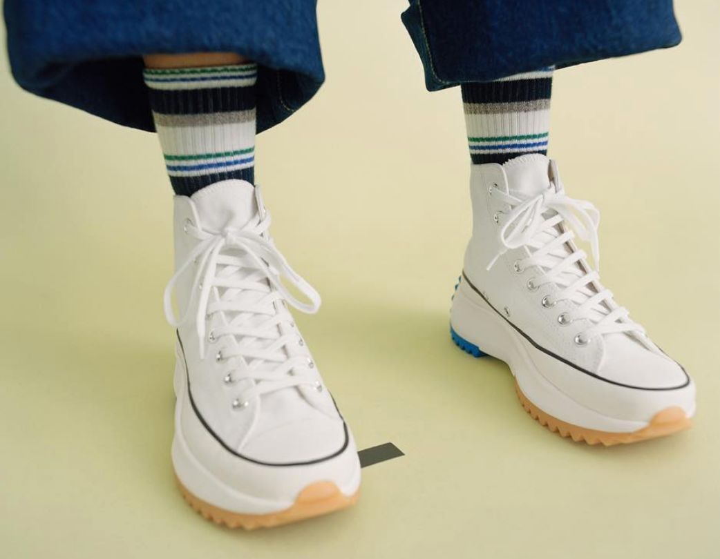 不要跟穿白衣服的人独处,不要跟穿白裤子的人在一起