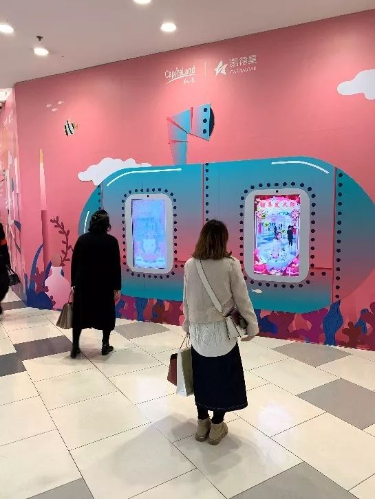 隔壁桌的女同事去了一趟凯德龙之梦虹口，居然带回来一部新手机？！