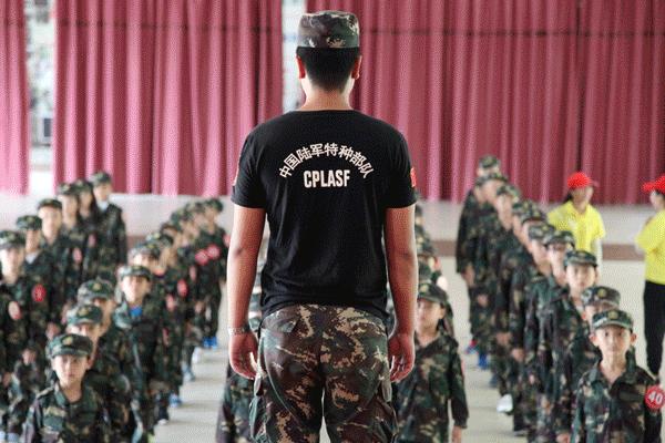 假扮医生给男生手术,假医生给人开刀手术