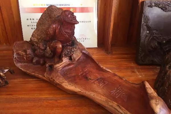 自学成才的根雕达人,张国胜红木家具